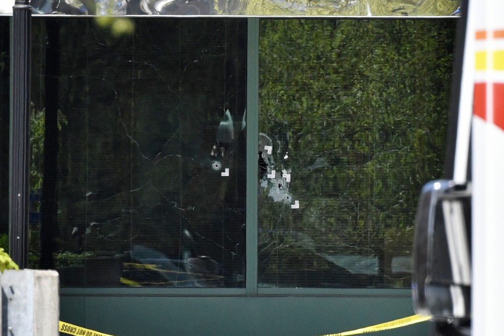 案發的銀行大樓的前窗上可以清楚看到彈孔。AP