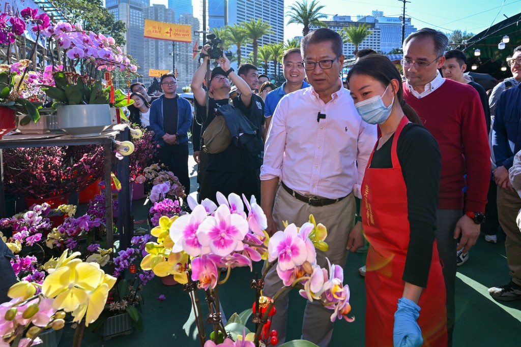 陳茂波昨天到訪維園年宵市場支持消費，並向市民送上祝賀。陳茂波網誌圖片