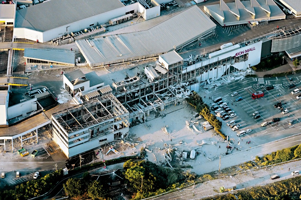 熊本县嘉岛町的AEON MALL(永旺梦乐城熊本)在地震中严重损毁。