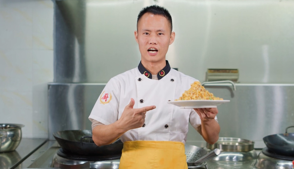 王剛因示範製作炒蛋飯而被網民狠批。