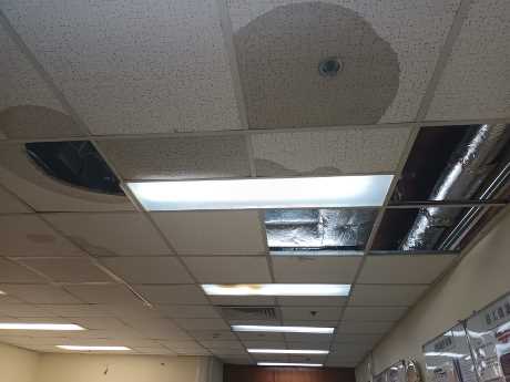 本月10日，屯門醫院主座地庫一個辦公室有假天花的外層物料掉落在地上。