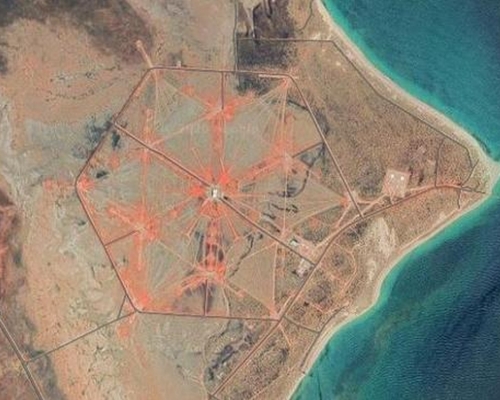 澳洲衛星鳥瞰圖出現神秘橙色六角形,引發網絡熱話。