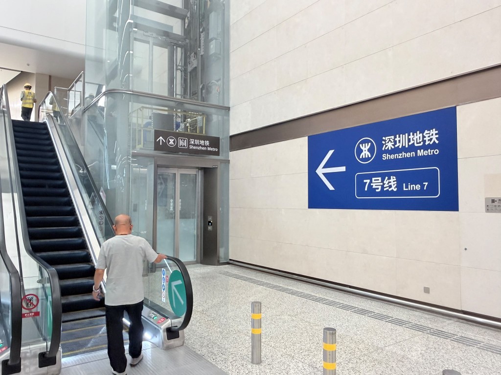 記者實測新皇崗口岸過關。 記者實測新皇崗口岸過關。