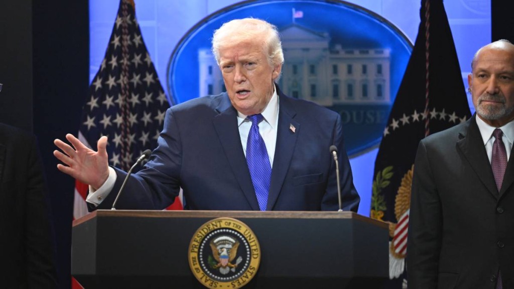 特朗普吁禁议员内幕交易 获民主党人鼓掌 点名问「佩洛西站起来了吗」