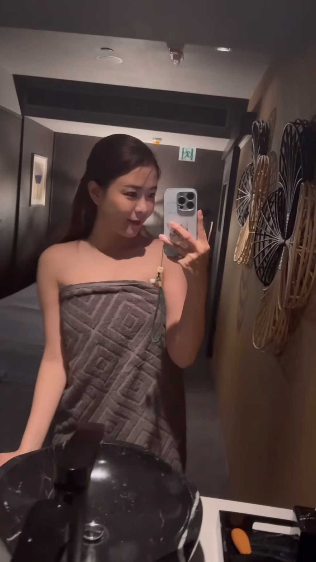 江嘉敏日前去做按摩,只披一條毛巾,身形保持得不俗。 江嘉敏日前去做按摩,只披一條毛巾,身形保持得不俗。