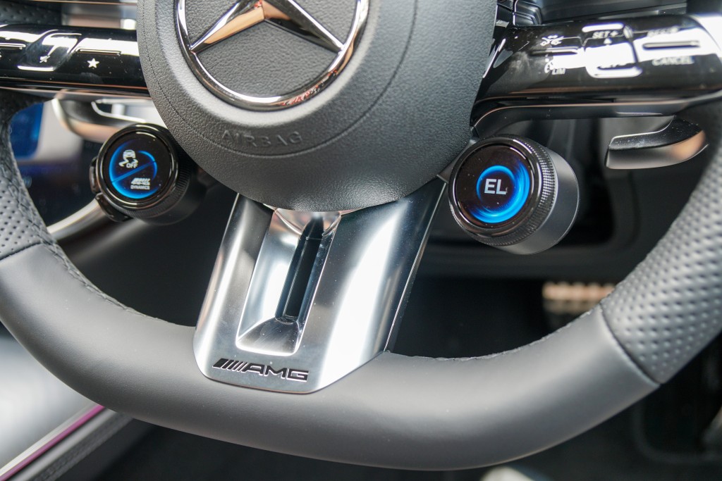 充電混能平治Mercedes-AMG E 53 HYBRID 4MATIC+本地試駕:標準設備包括AMG Nappa跑車皮軚環連軚盤按鈕。