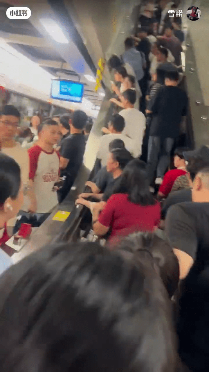 乘客湧到扶手電梯。 乘客湧到扶手電梯。