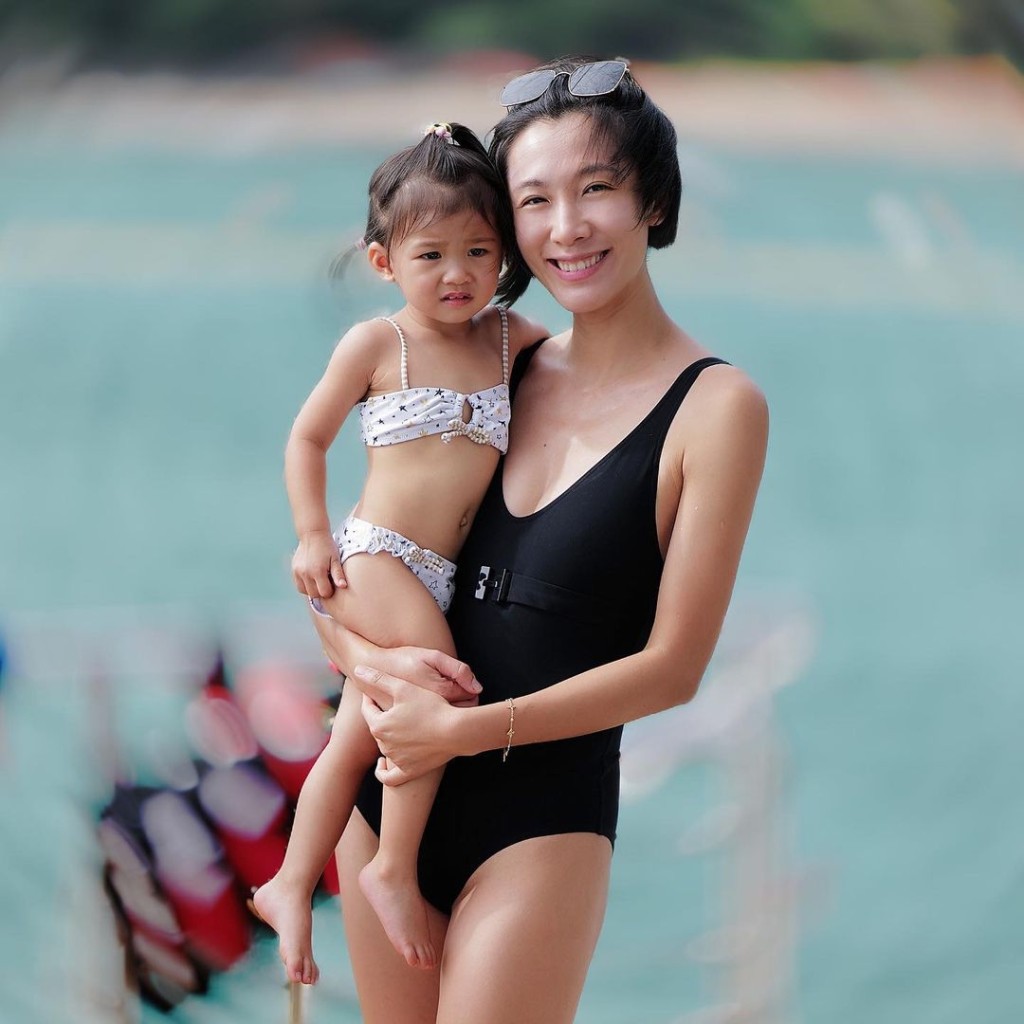 育有一女,穿一件頭泳衣,身材仍很惹火。