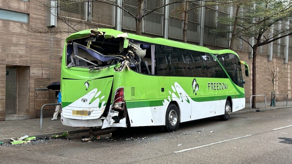 旅遊巴車尾損毀。蔡楚輝攝 旅遊巴車尾損毀。蔡楚輝攝