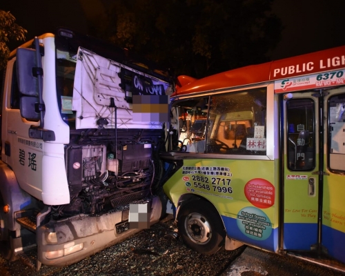 拖車與小巴於林錦公路近荃錦公路迴旋處附近發生相撞。