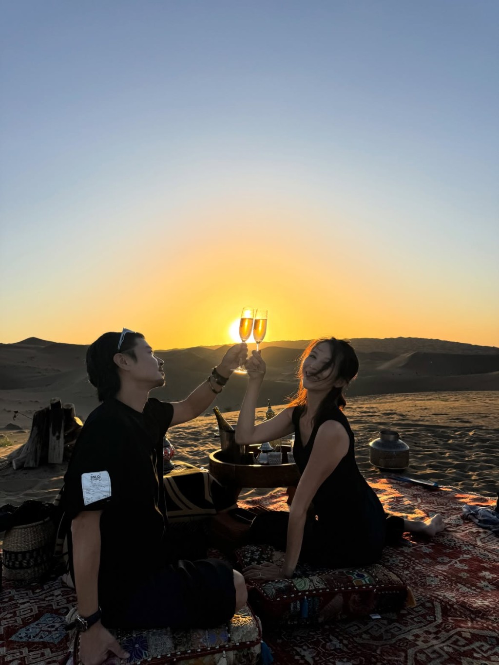 張晉同蔡少芬浪漫碰杯。 張晉同蔡少芬浪漫碰杯。