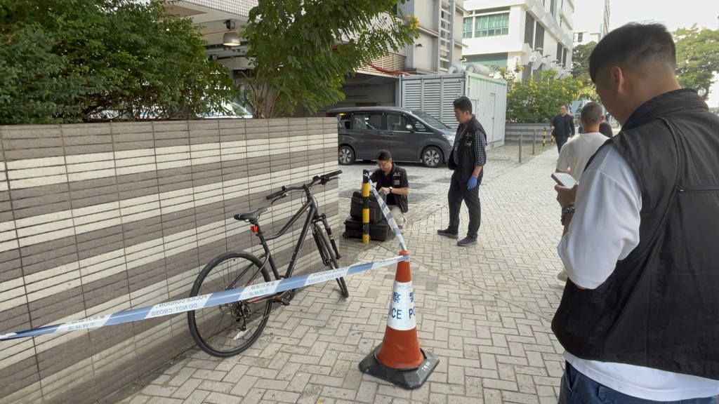 重案組探員調查疑與案有關的單車。楊偉亨攝