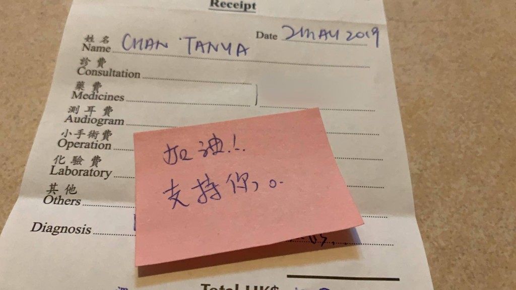 不少市民寄上慰問卡。陳淑莊facebook圖
