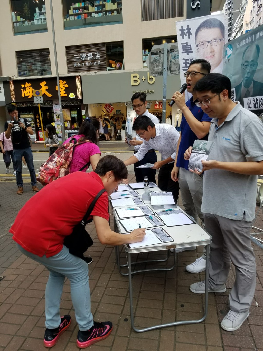 民主黨發全港聯署促陳帆馬時亨下台。