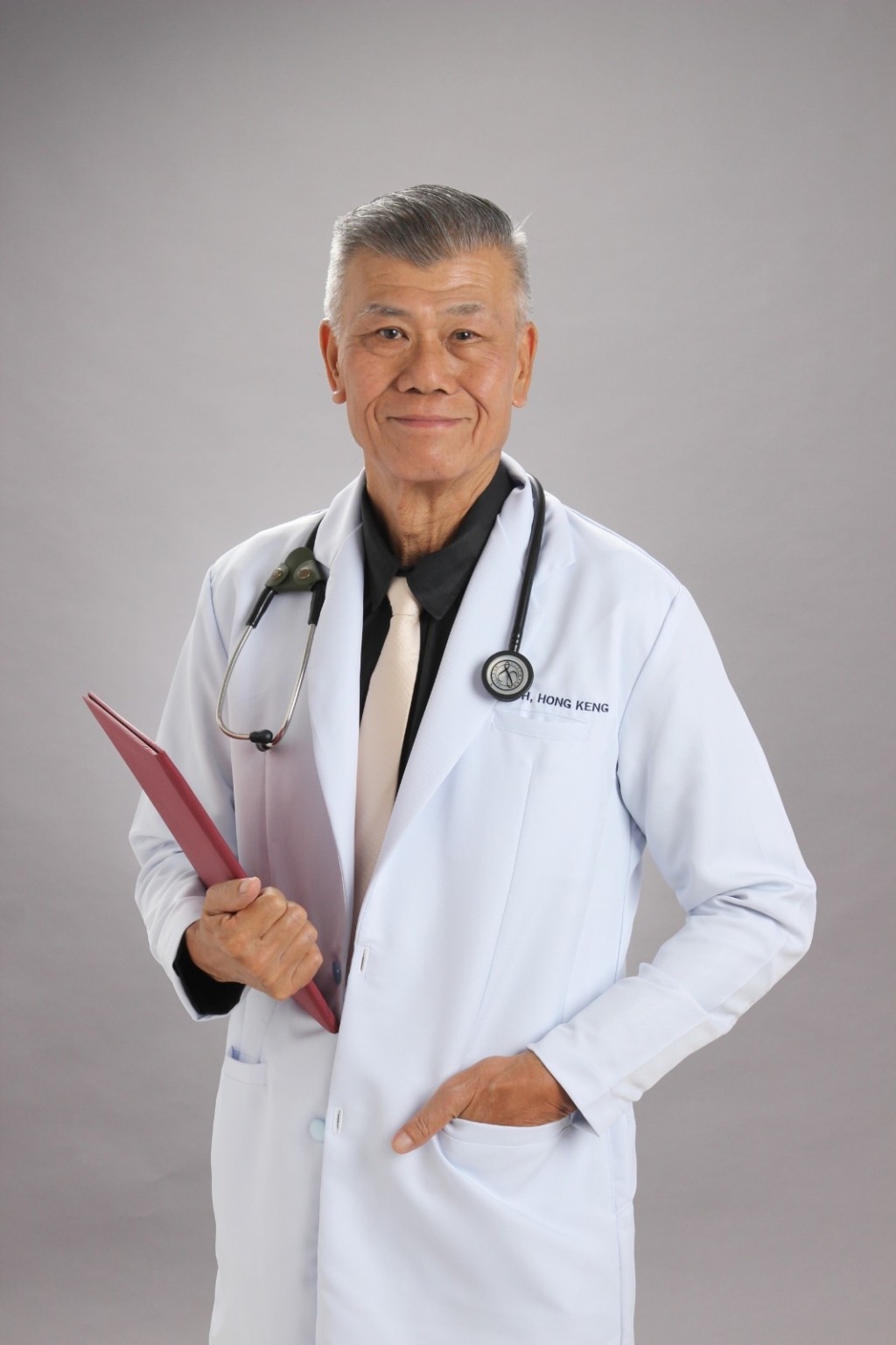 杜宏景以70歲高齡取得醫學院學位。（FB@Hong Keng Toh）杜宏景