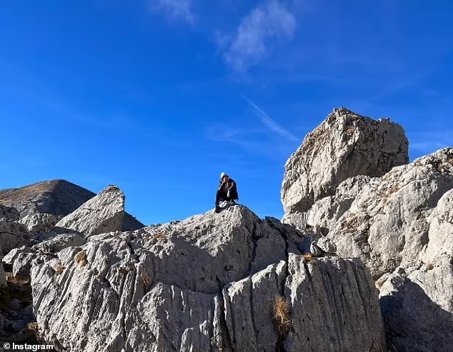 羅威生前不時在社交網上分享與兒子行山的照片。網圖