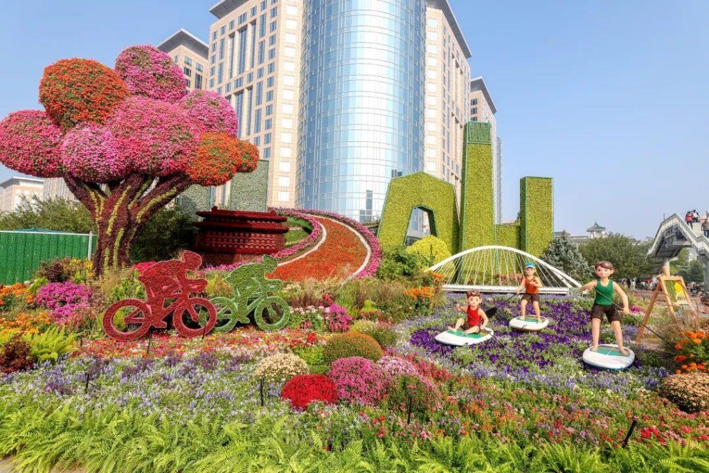 10组不同主题的立体花坛，分布北京长安街沿路，成为国庆打卡热点。央视