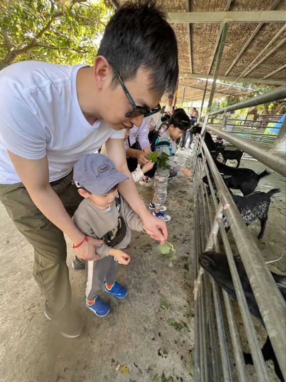 梁竞徽趁机陪子女周围去。