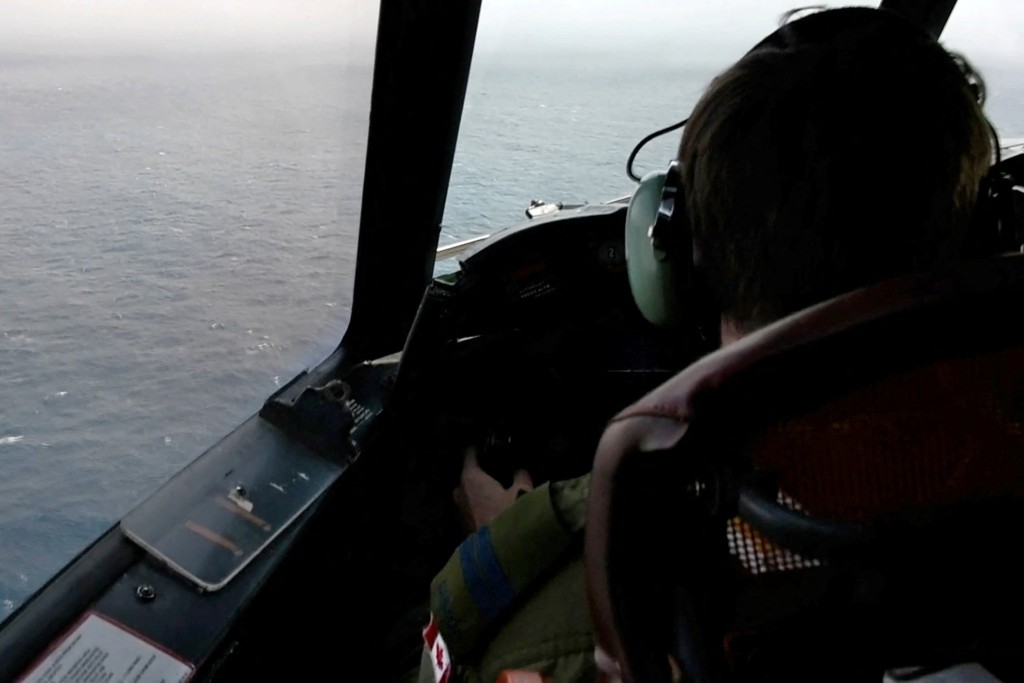 美国空军出动陆空搜索，希望救出「泰坦」中被困的五人。