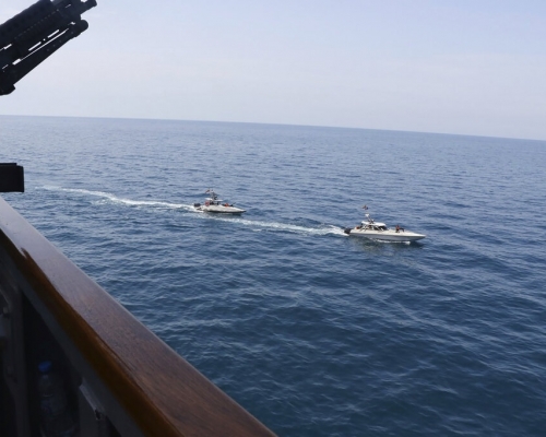 伊朗船隻靠近美國海軍艦隻。AP資料圖片