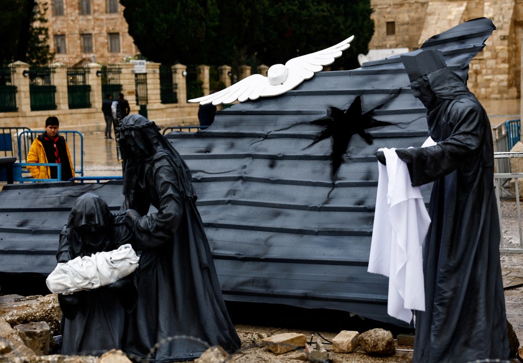伯利恒教堂里的耶稣诞生像被放置在瓦砾和铁丝网中，以声援加沙人民。路透社