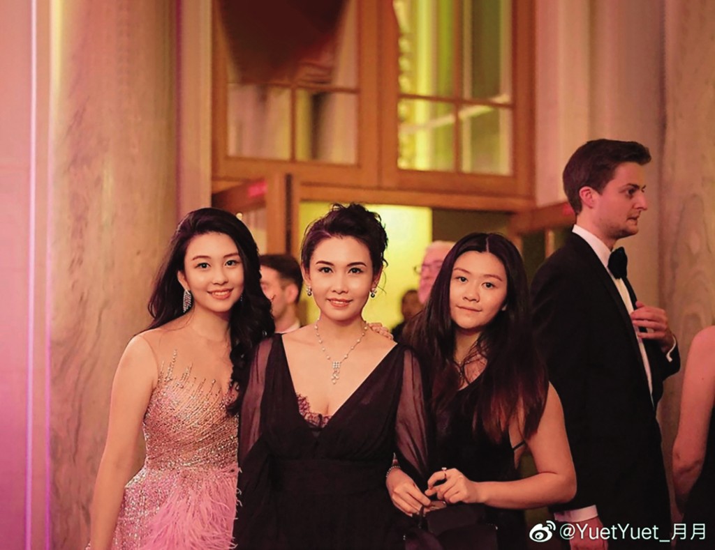 不過近年有香港網民認為她的氣質，與媽媽邱淑貞相差甚遠。