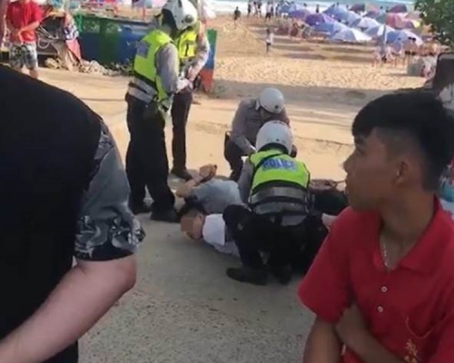 警方趕抵現場將楊男一方制伏。