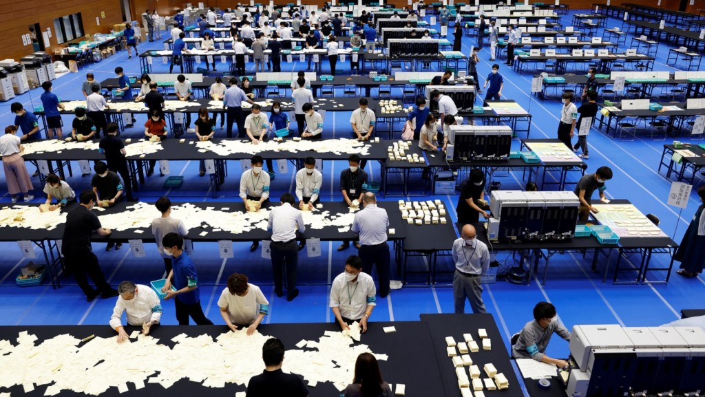 參議院選舉於晚間進行實時開票,次日清晨公布最後計票結果。路透社圖片