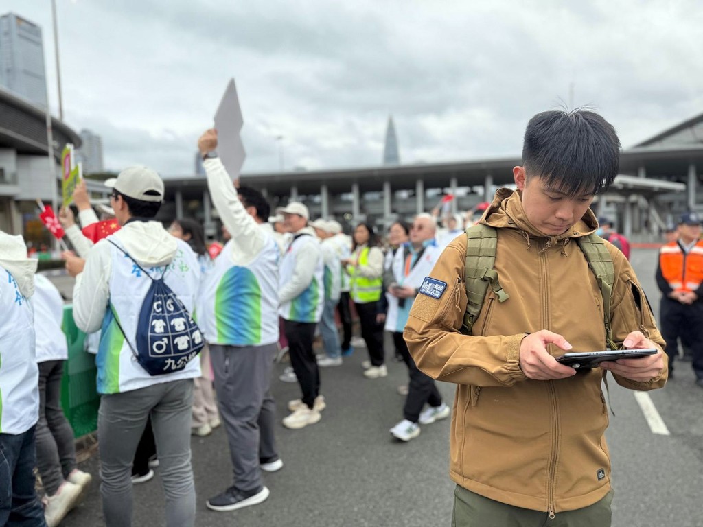 今年2月舉行跨境馬拉松測試賽，警長鄧勤熹檢視觀眾打氣區情況，就安保措施與活動氣氛之間的平衡作檢討。