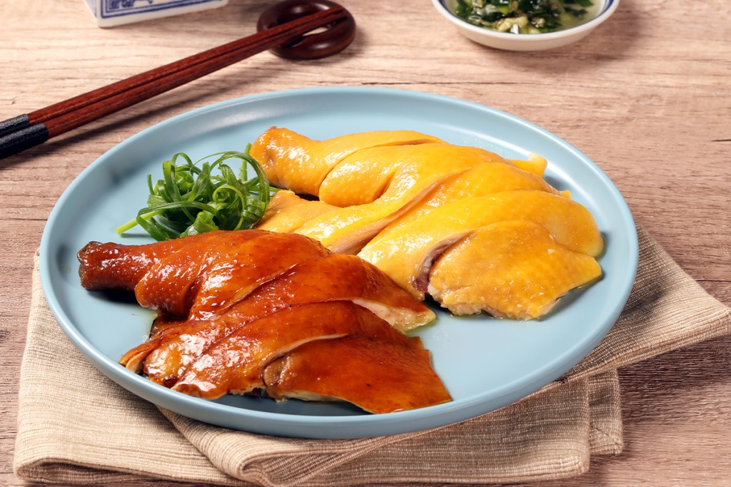 玫瑰豉油鸡拼贵妃三黄鸡 $298，鲜鸡分别以两种传统方法炮制而成，是下饭或伴面的最佳组合。
