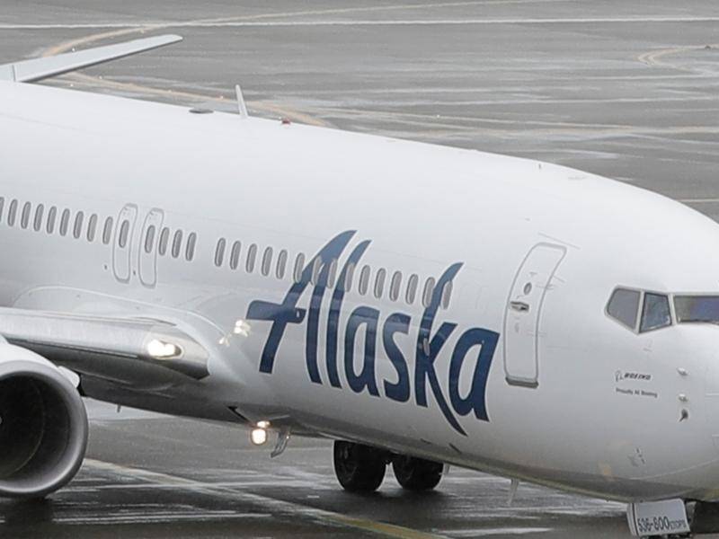 企圖關閉飛行中的飛機引擎的疑犯，是阿拉斯加航空的休班機師。美聯社