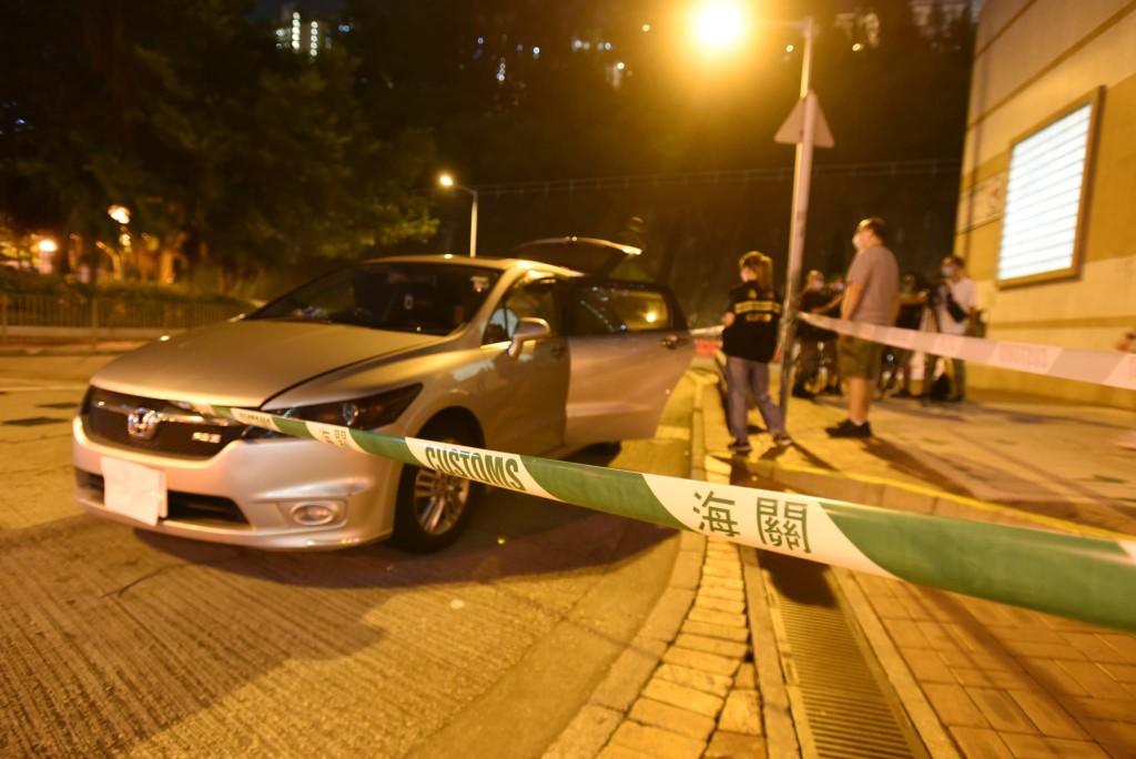 海关于宝达邨截获一架可疑私家车。
