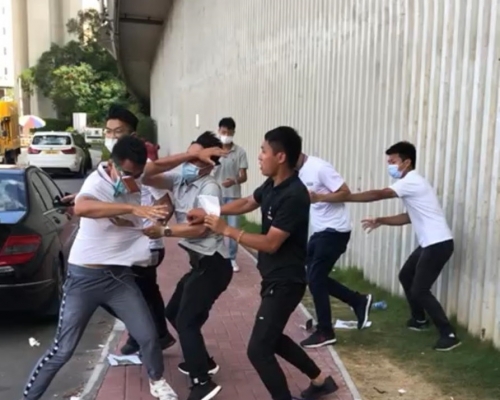 揭地產「街霸」動武之謎，爭客搶地盤生存實錄。