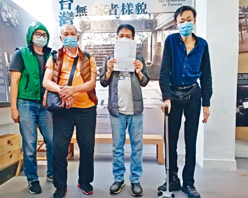 由左至右：無家者阿明和穩叔，以及曾經露宿的阿力和陳先生，希望各界善長捐助社協，讓更多「街友」可入住宿舍。林樂軒攝