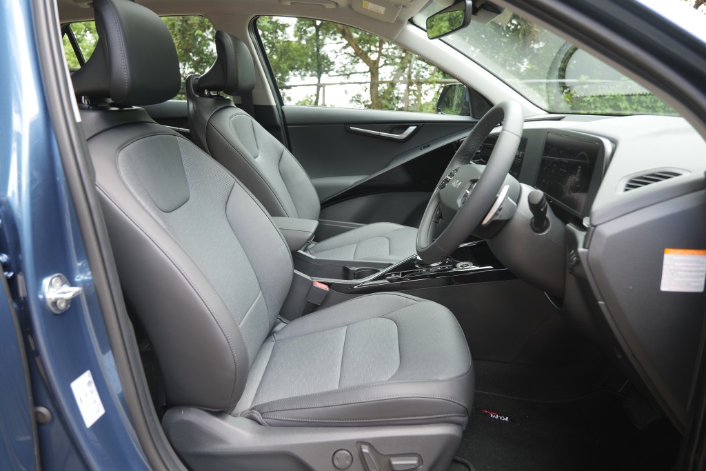 ●人造皮座椅附設電控調校及冷暖透氣功能。 ●人造皮座椅附設電控調校及冷暖透氣功能。