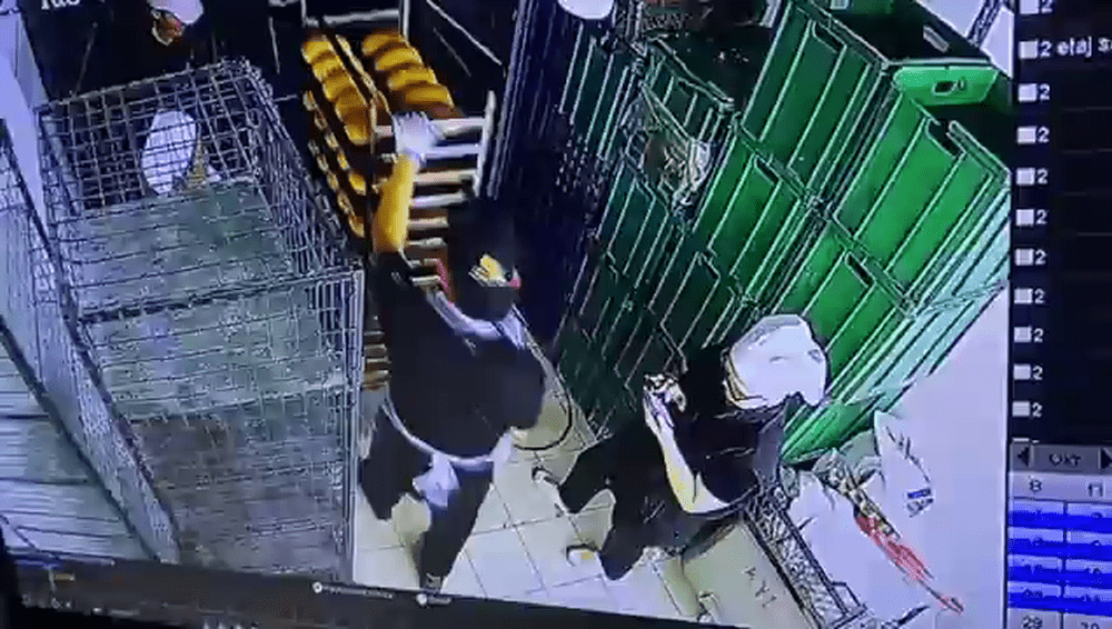 CCTV显示，当时数名工人在进行面包搬运工作。