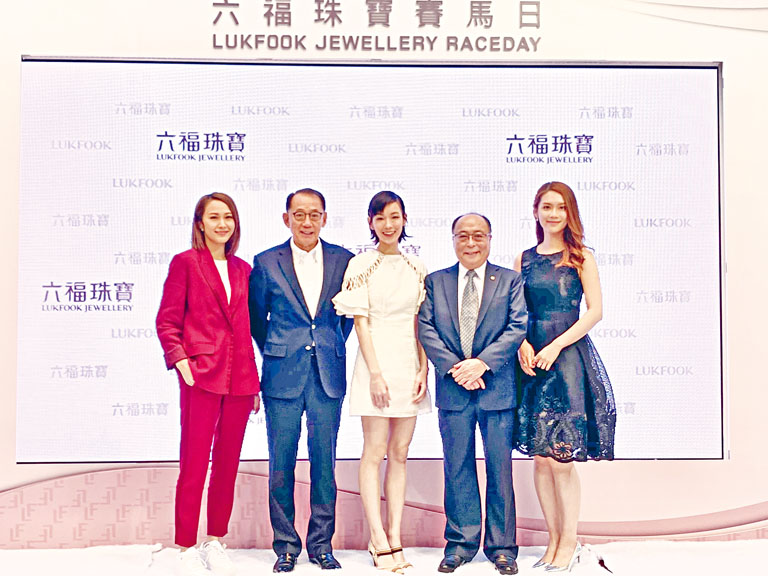 楊受成帶領湯怡、李靖筠和林麗詩入馬場，並介紹六福的老闆予她們認識。