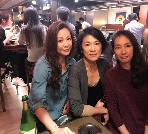 王加露（中）好不容易才走出陰霾。她學成後回流台灣生活，並在當地專注室內設計工作，後來結婚育有一女。