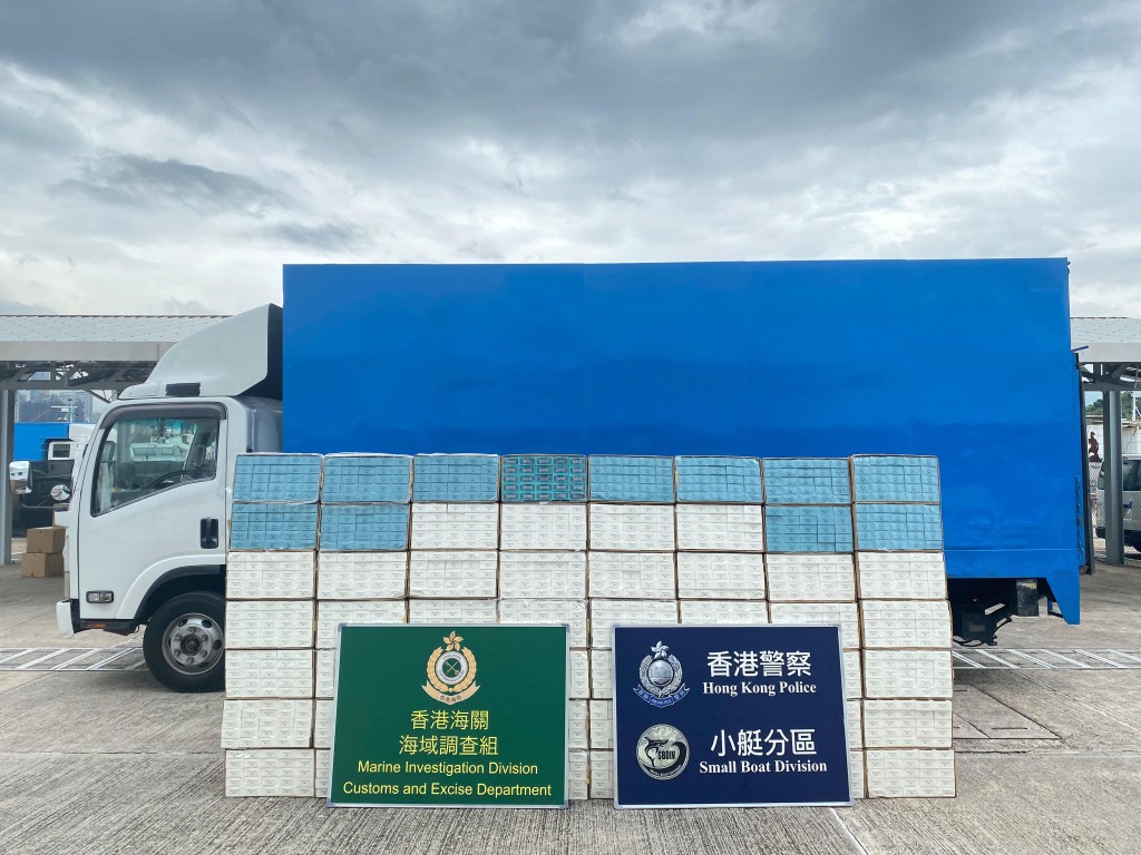 人員共檢獲57萬支懷疑私煙,估計市值約260萬元,應課稅值約190萬元。警方提供 人員共檢獲57萬支懷疑私煙,估計市值約260萬元,應課稅值約190萬元。警方提供