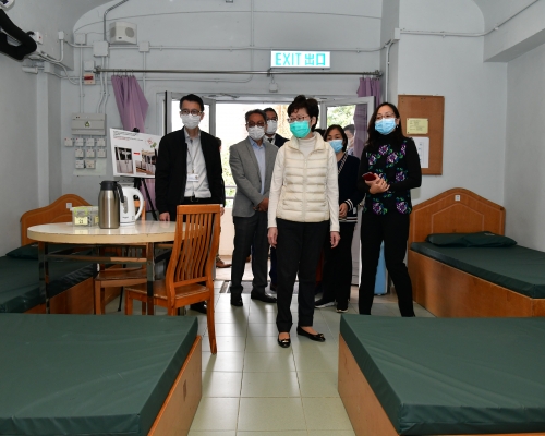 林鄭訪西貢戶外康樂中心暫住設施。