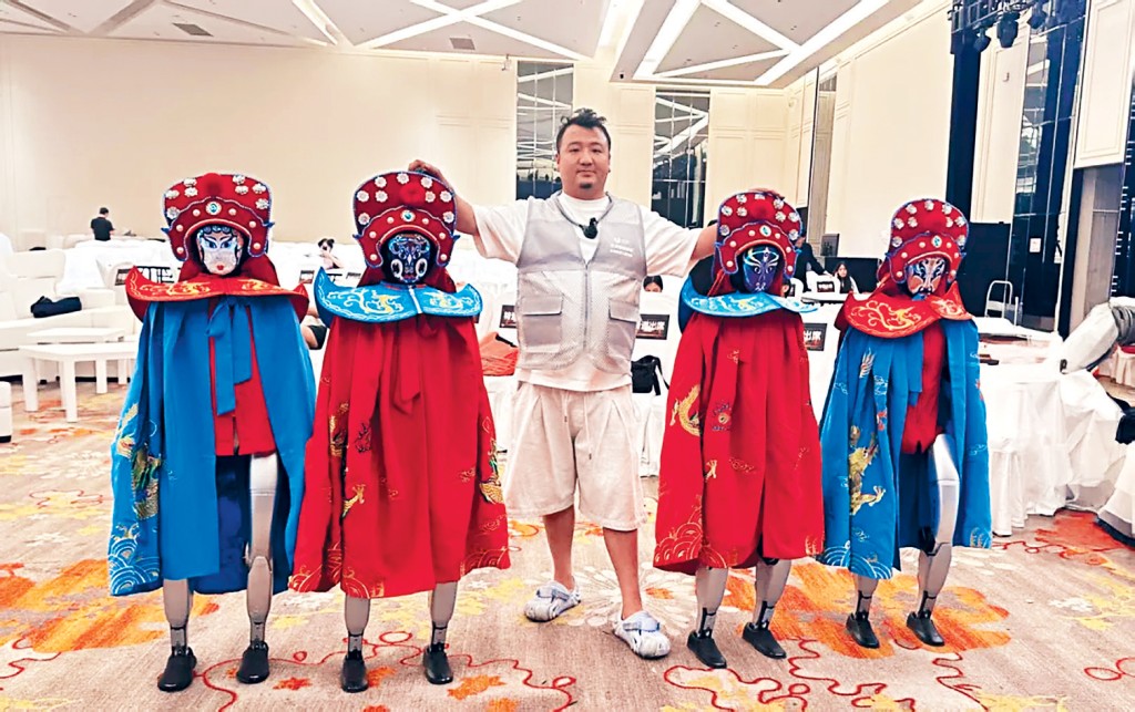 機械人團隊在杭州參加文藝晚會表演。