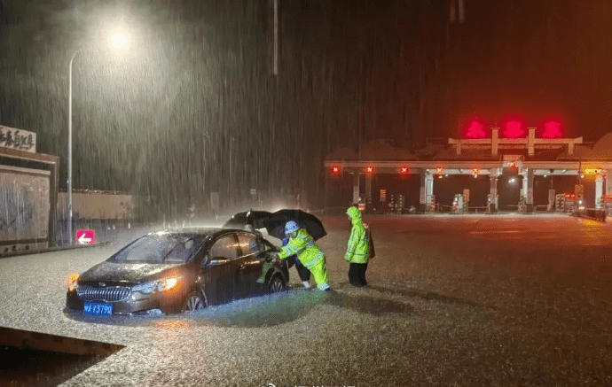 福州暴雨下，不少駕駛者的愛車已經被水泡致死火。