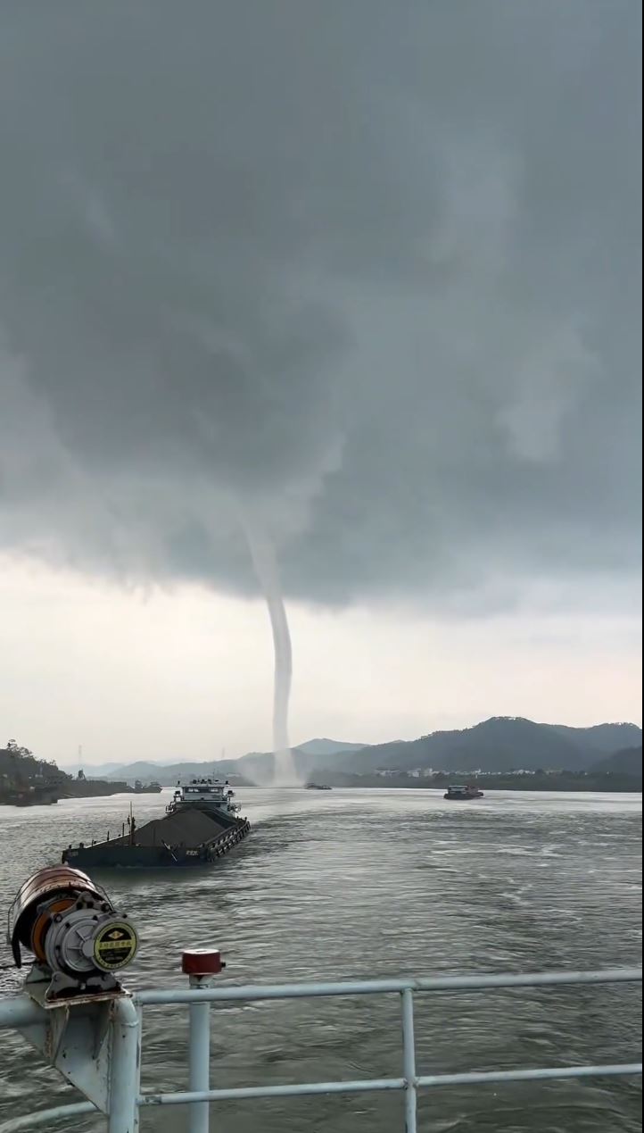 广东云浮罕见地发生水龙卷现象，持续达7分钟。