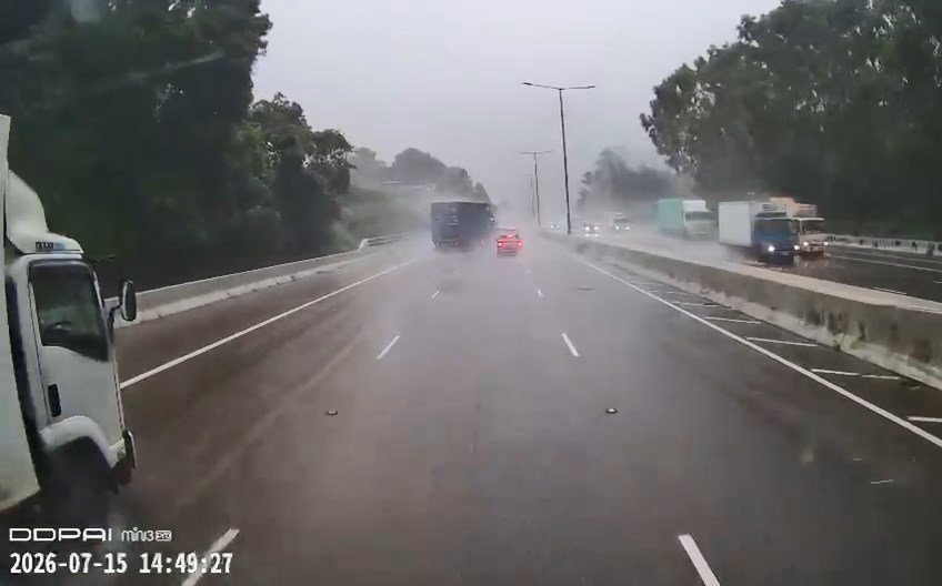 輕型貨車越過一輛私家車的車頭,攔腰撞向拖頭的車身後再「打白鴿轉」。網上片段截圖 輕型貨車越過一輛私家車的車頭,攔腰撞向拖頭的車身後再「打白鴿轉」。網上片段截圖