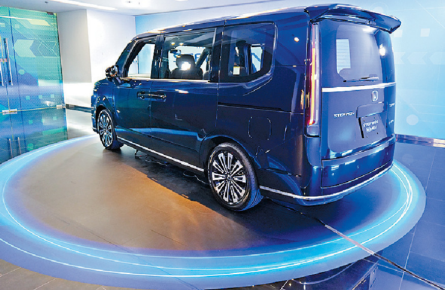 ■新Stepwgn線條更簡潔,Spada版配17吋輪圈。 ■新Stepwgn線條更簡潔,Spada版配17吋輪圈。