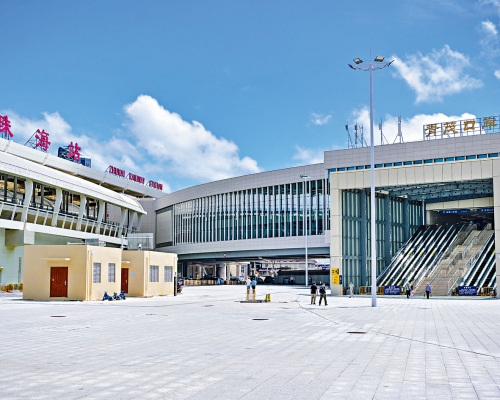 青茂口岸明通关，一出关就是珠海站。