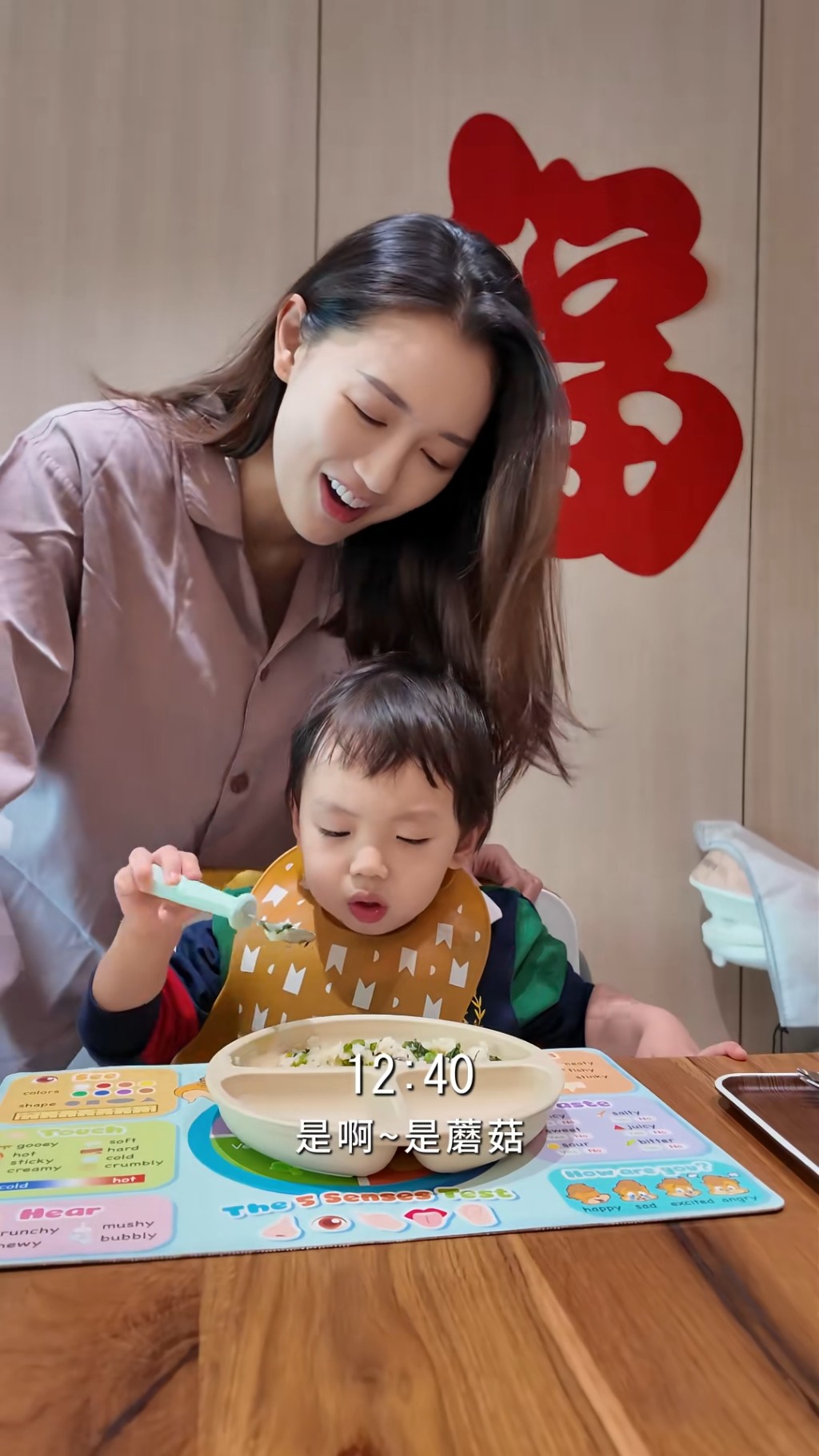 張寶兒悉心照顧兒子，母愛滿瀉。
