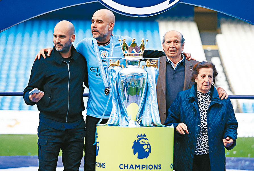 哥帥（左二）今季率隊達成英超三連霸，地位備受肯定。