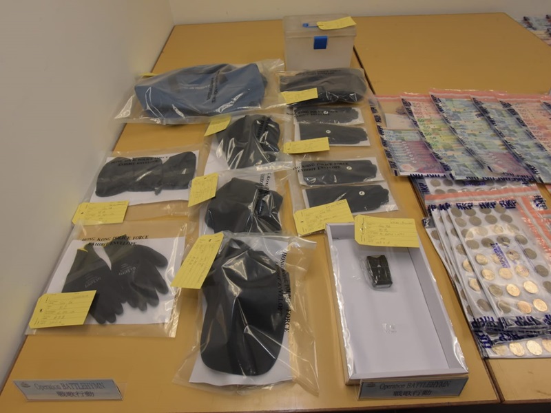 警方檢獲現金、手套及GPS定位追蹤儀器等證物。黃文威攝