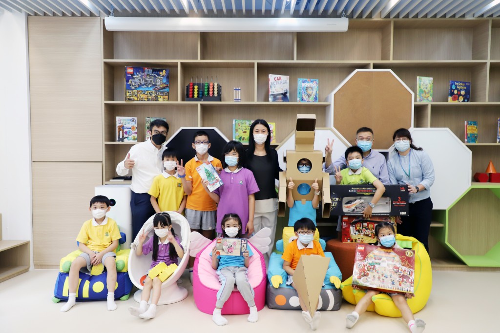 福附校長徐區懿華（後排左五）稱學校應對新冠疫情反應迅速，於教育局宣布因第五波疫情爆發而提早放暑假後的三十 小時內，已準備好具體學習安排，並發出通告通知家長。